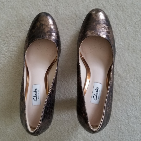 Clarks Narrative Metallic Embossed Comfort Pumps - Picture 5 of 8
